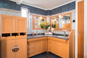 Steps to the Beach Spacious Home-Parking