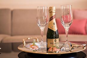 Steps to the Beach Spacious Home-Parking