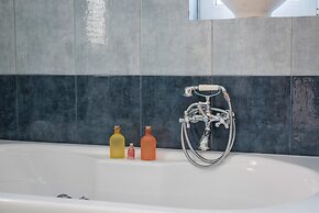 Steps to the Beach Spacious Home-Parking