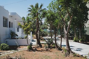 Mid-Century Modern Villa Vintage Charm