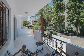 Mid-Century Modern Villa Vintage Charm