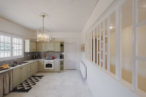 Mid-Century Modern Villa Vintage Charm