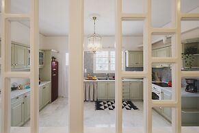 Mid-Century Modern Villa Vintage Charm