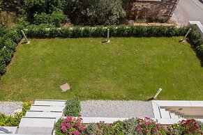 Bright & Spacious two-floor Family Garden Home