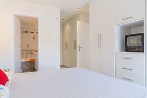 Bright & Spacious two-floor Family Garden Home