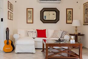 Bright & Spacious two-floor Family Garden Home