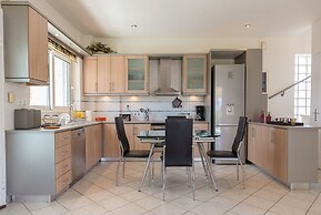 Bright & Spacious two-floor Family Garden Home