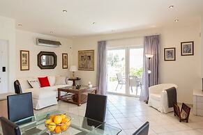 Bright & Spacious two-floor Family Garden Home