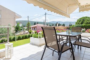 Bright & Spacious two-floor Family Garden Home