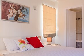 Bright & Spacious two-floor Family Garden Home