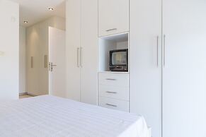 Bright & Spacious two-floor Family Garden Home