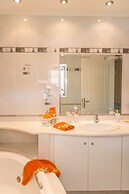 Bright & Spacious two-floor Family Garden Home