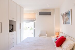 Bright & Spacious two-floor Family Garden Home