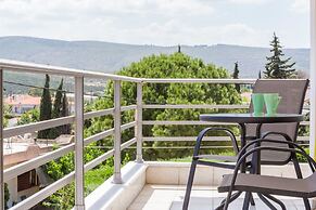 Bright & Spacious two-floor Family Garden Home