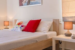 Bright & Spacious two-floor Family Garden Home