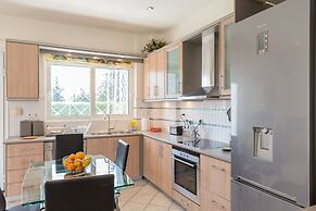 Bright & Spacious two-floor Family Garden Home