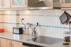 Bright & Spacious two-floor Family Garden Home