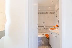 Bright & Spacious two-floor Family Garden Home