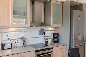 Bright & Spacious two-floor Family Garden Home