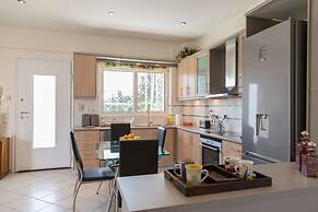 Bright & Spacious two-floor Family Garden Home