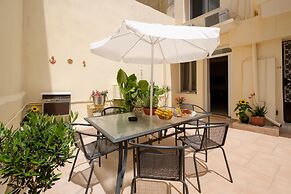 Home with Courtyard in Heart of Old Town