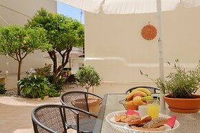 Home with Courtyard in Heart of Old Town