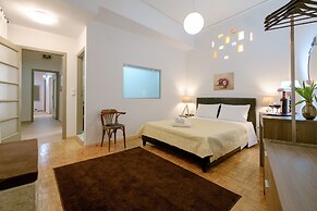 Home with Courtyard in Heart of Old Town