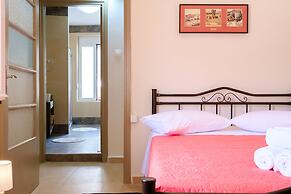 Home with Courtyard in Heart of Old Town