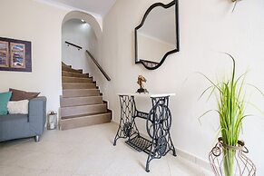 Home with Courtyard in Heart of Old Town