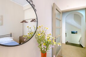 Home with Courtyard in Heart of Old Town