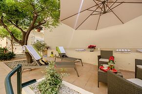 Home with Courtyard in Heart of Old Town