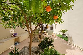 Home with Courtyard in Heart of Old Town