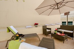 Home with Courtyard in Heart of Old Town