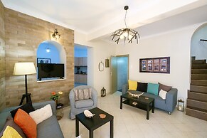 Home with Courtyard in Heart of Old Town