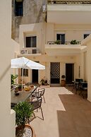 Home with Courtyard in Heart of Old Town