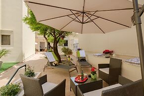 Home with Courtyard in Heart of Old Town