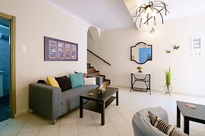 Home with Courtyard in Heart of Old Town
