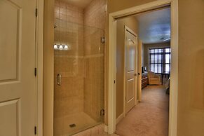 Unit 411a 1 Bd/ 1 Ba Condo 1 Bedroom Condo by RedAwning
