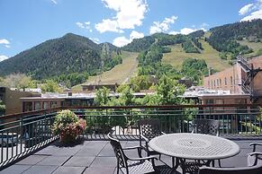 Great Location 1 Block From Gondola!!! - Outstanding Views Of Ajax 3 B