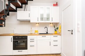 Yellow Apartment Old Town Air Condition