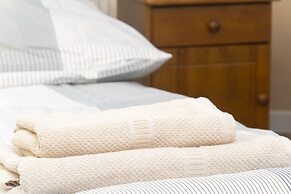 Yellow Apartment Old Town Air Condition