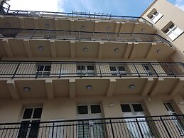 Yellow Apartment Old Town Air Condition