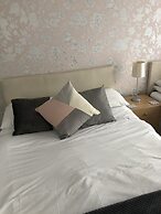 Basingstoke En Suite Room in Garden Annex