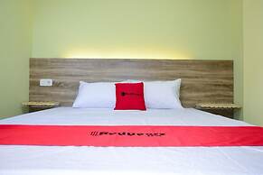 RedDoorz near Mangga Dua Square