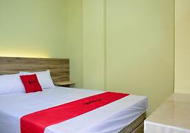 RedDoorz near Mangga Dua Square