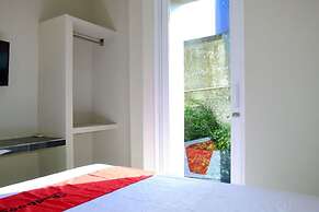 RedDoorz near Mangga Dua Square