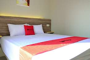 RedDoorz near Mangga Dua Square