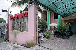 RedDoorz Syariah near Exit Toll Puncak