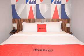 RedDoorz Plus near UNIMED Medan