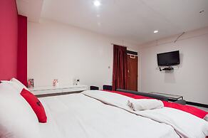 RedDoorz Plus near Mall Kelapa Gading